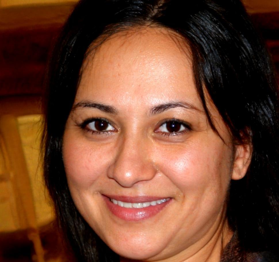 Studentin arbeitet an einer detaillierten Figurenstudie