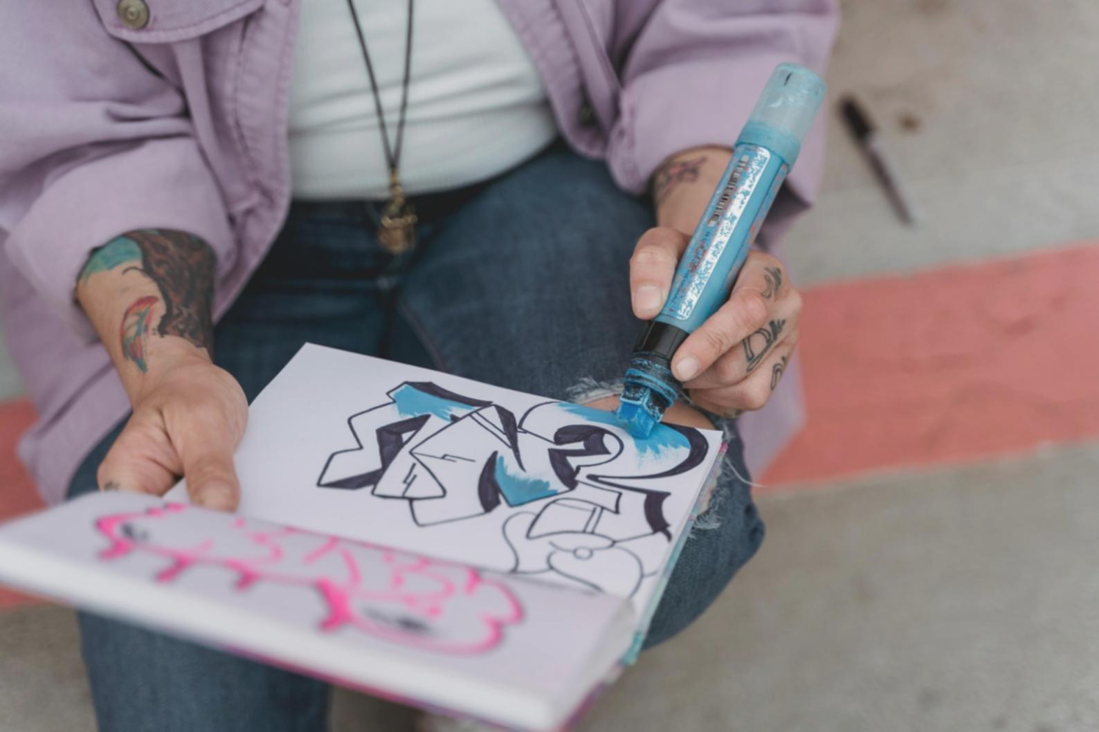 Professionelle Figurenzeichnung Arbeitsplatz mit Skizzen und Materialien